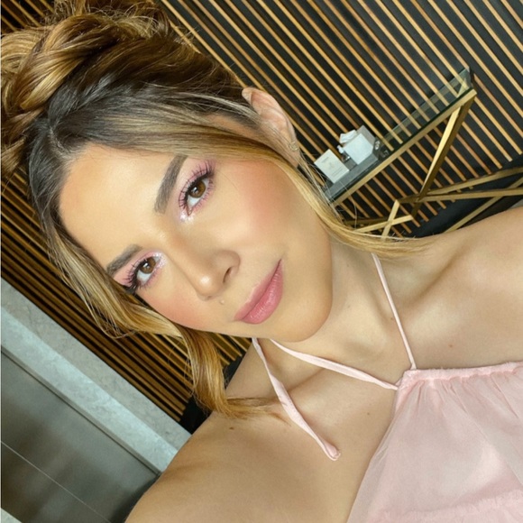 MEET YOUR POSHER, KIM 🤍 - Picture 1 of 1